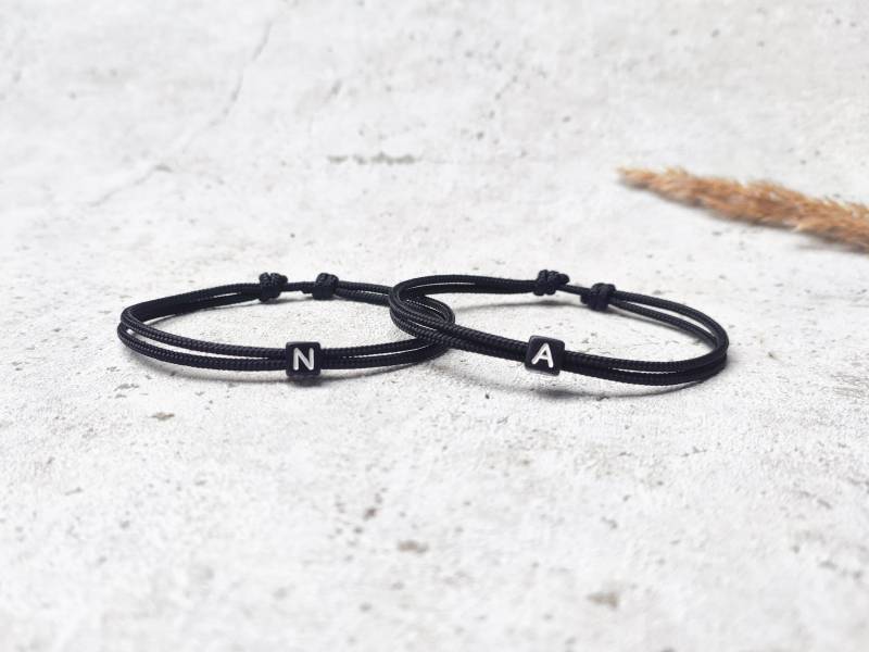 Surfbalance 2Er Set Feine Partnerarmbänder Mit Buchstabenperle, Paracord, Minimalistisch, Segeltau, Geschenk, Freundschaftsarmband Surfbalance 2Er Set Feine Partnerarmbänder Mit Buchstabenperle, Paracord, Minimalistisch, Segeltau, Geschenk, Freundschaftsarmband von Surfbalance