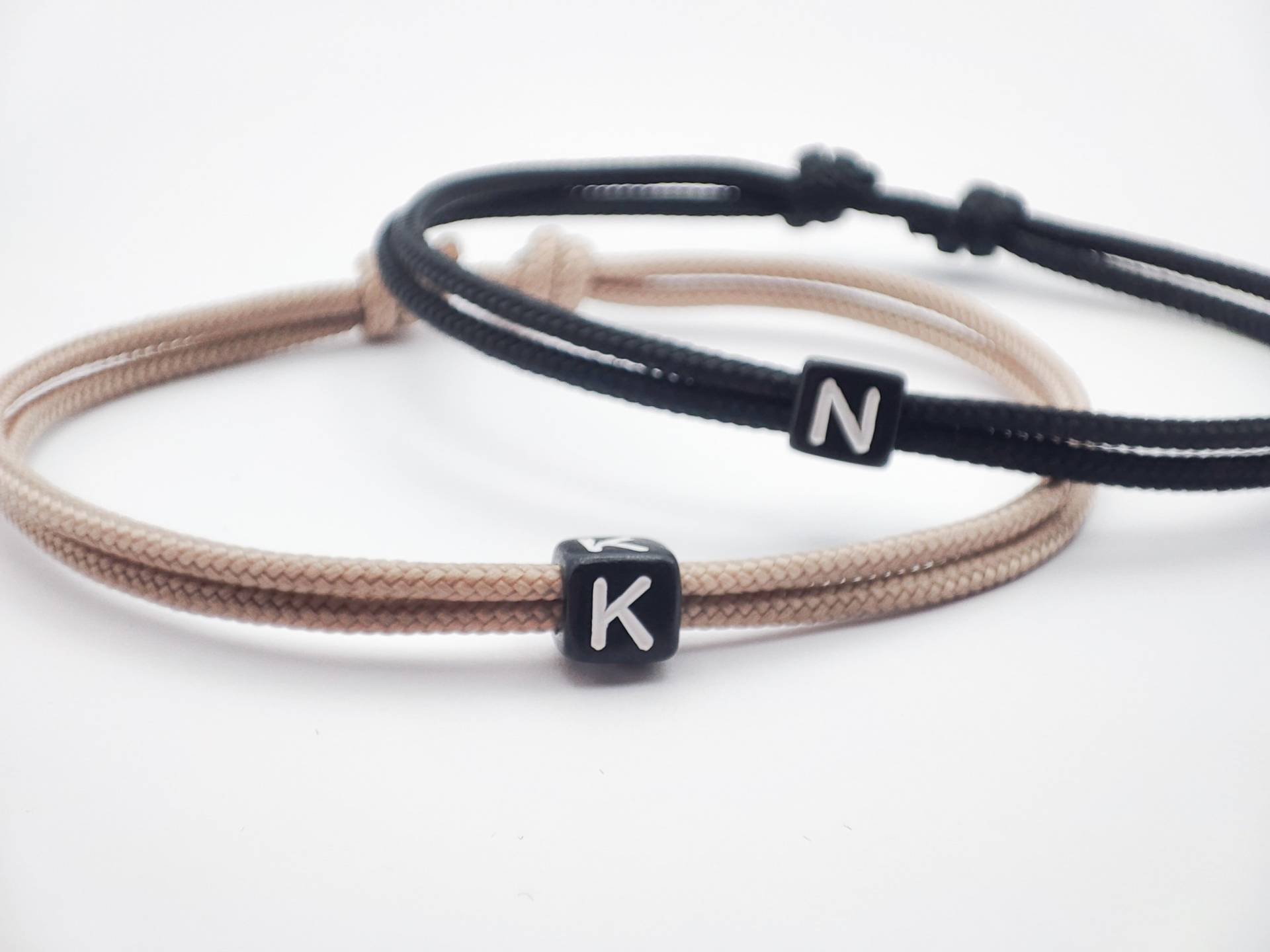 Surfbalance 2Er Set Feine Partnerarmbänder Mit Buchstabenperle, Paracord, Minimalistisch, Segeltau, Geschenk, Freundschaftsarmband Surfbalance 2Er Set Feine Partnerarmbänder Mit Buchstabenperle, Paracord, Minimalistisch, Segeltau, Geschenk, Freundschaftsarmband von Surfbalance