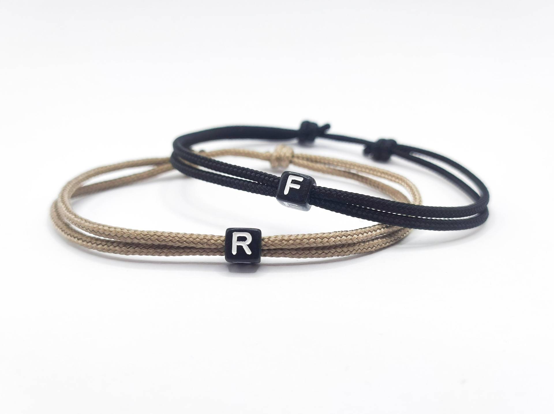 Surfbalance 2Er Set Feine Partnerarmbänder Mit Buchstabenperle, Paracord, Minimalistisch, Segeltau, Geschenk, Freundschaftsarmband Surfbalance 2Er Set Feine Partnerarmbänder Mit Buchstabenperle, Paracord, Minimalistisch, Segeltau, Geschenk, Freundschaftsarmband von Surfbalance