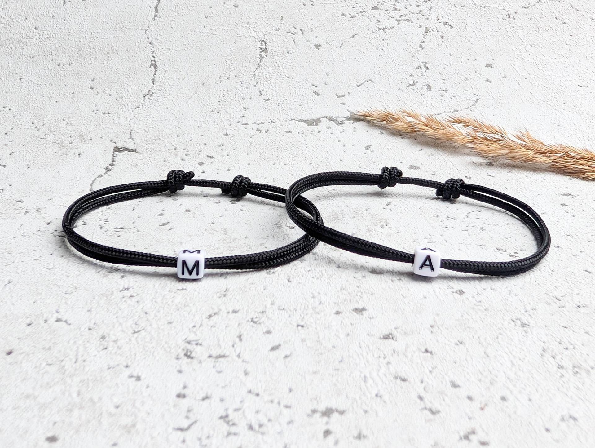 Surfbalance 2Er Set Feine Partnerarmbänder Mit Buchstabenperle, Paracord, Minimalistisch, Segeltau, Geschenk, Freundschaftsarmband Surfbalance 2Er Set Feine Partnerarmbänder Mit Buchstabenperle, Paracord, Minimalistisch, Segeltau, Geschenk, Freundschaftsarmband von Surfbalance