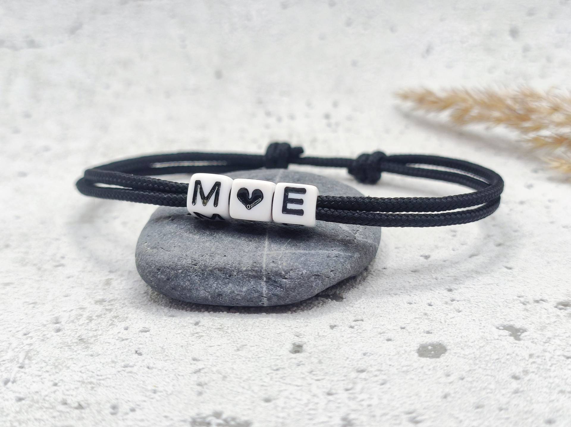 Surfbalance 2Er Set Feine Partnerarmbänder Mit Buchstabenperle Und Herz, Paracord, Minimalistisch, Segeltau, Geschenk, Freundschaftsarmband Surfbalance 2Er Set Feine Partnerarmbänder Mit Buchstabenperle Und Herz, Paracord, Minimalistisch, Segeltau, Geschenk, Freundschaftsarmband von Surfbalance