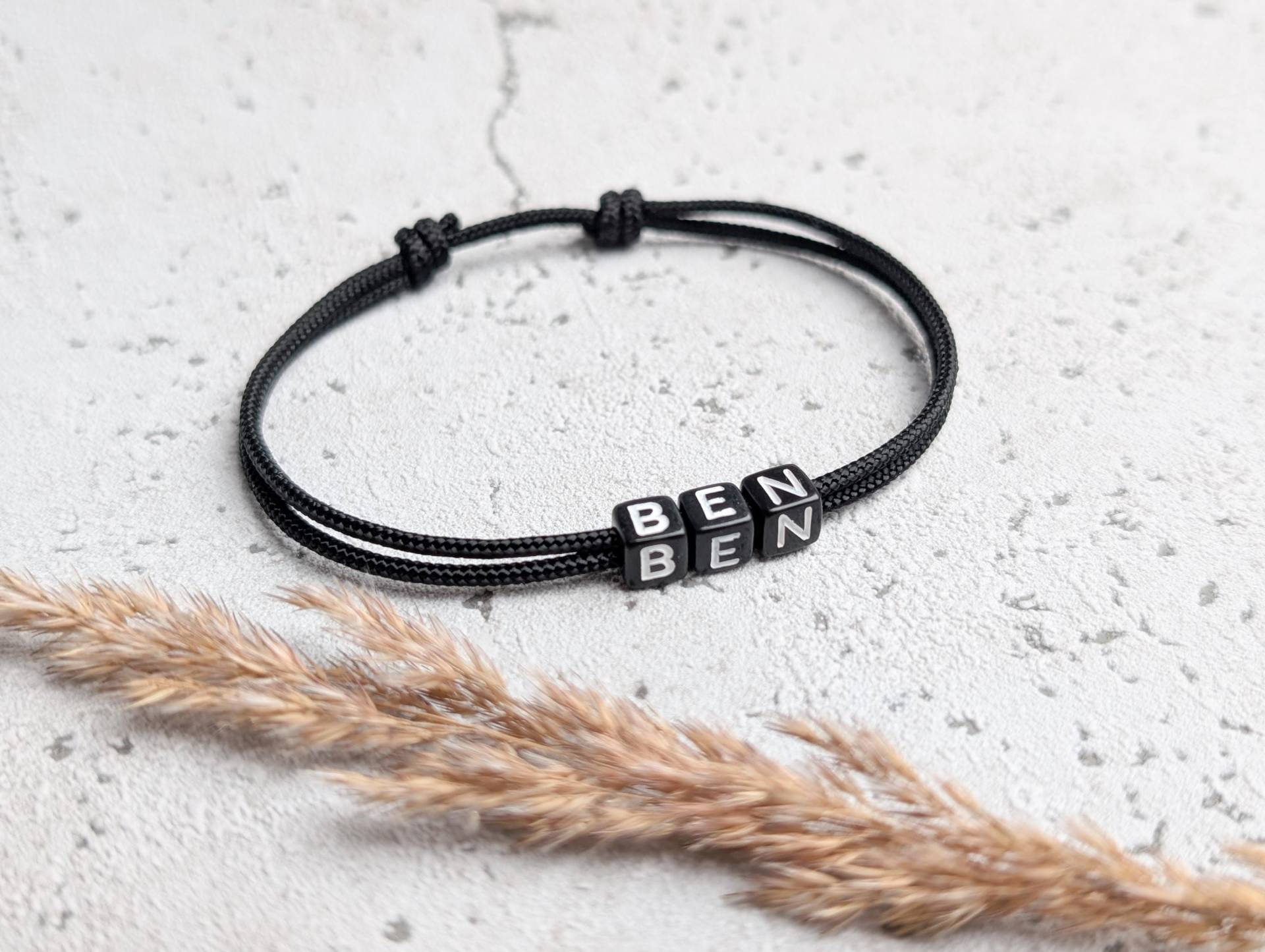 Surfbalance Feines Armband Mit Buchstabenperle, Paracord, Minimalistisch, Segeltau, Geschenk, Freundschaftsarmband Surfbalance Feines Armband Mit Buchstabenperle, Paracord, Minimalistisch, Segeltau, Geschenk, Freundschaftsarmband von Surfbalance