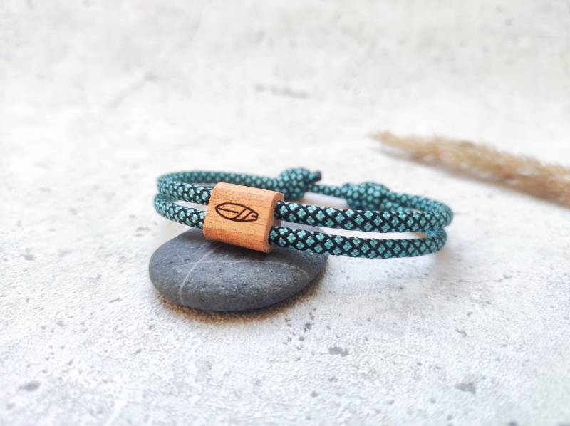 Surfbalance Holzarmband Aus Segeltau Mit Gravur Surfbalance Holzarmband Aus Segeltau Mit Gravur von Surfbalance