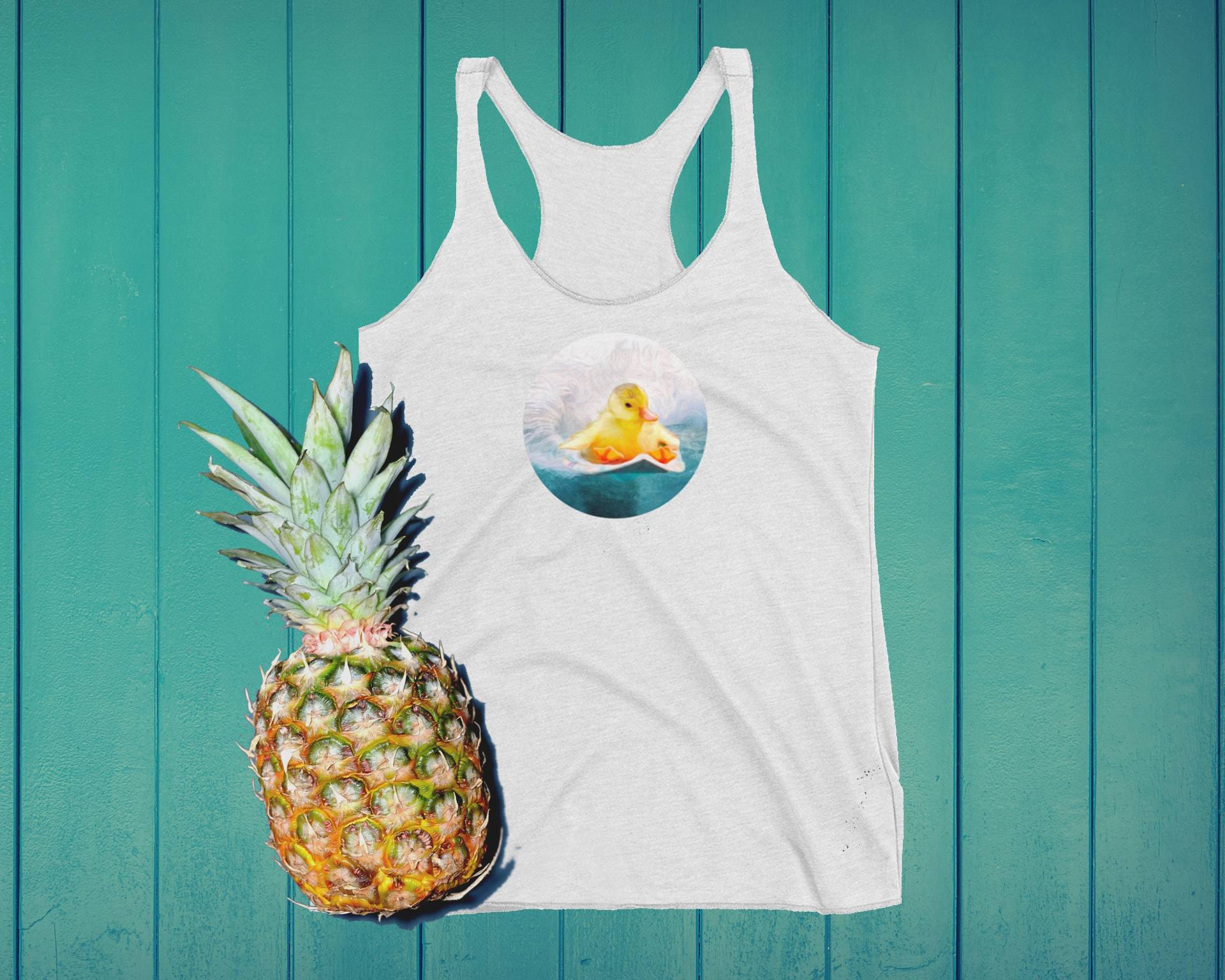 Wellenreiten Entchen. Für Surfer Und Entenliebhaber. Racerback Tank Für Frauen Wellenreiten Entchen. Für Surfer Und Entenliebhaber. Racerback Tank Für Frauen von Surfersandyogis