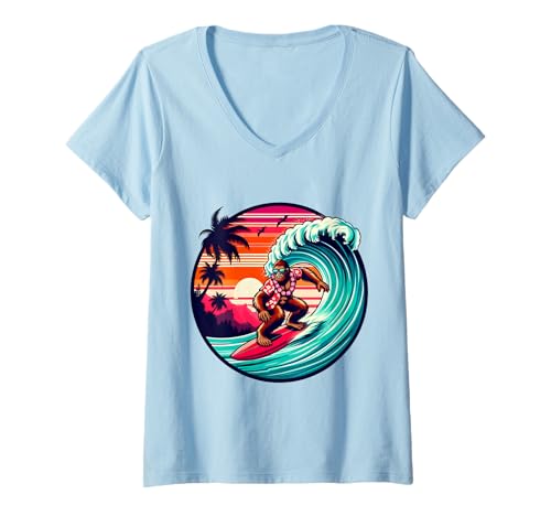 Damen Bigfoot Surfbrett Reiten Welle bei Sonnenuntergang Retro Beach Vibes T-Shirt mit V-Ausschnitt Damen Bigfoot Surfbrett Reiten Welle bei Sonnenuntergang Retro Beach Vibes T-Shirt mit V-Ausschnitt von Surfing Bigfoot Riding Wave Sasquatch Funny tees