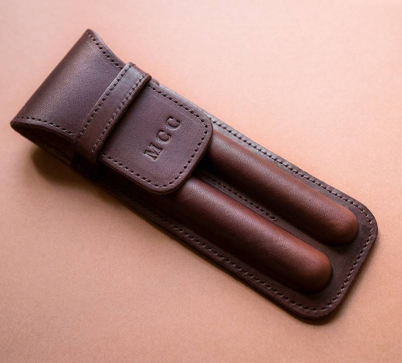 Federmäppchen Jubiläumsgeschenk Für Männer, Aus Leder, Monogramm Stifthalter, Stiftetäschchen Mit Klappe Und 2 Stifte von SurfingBison