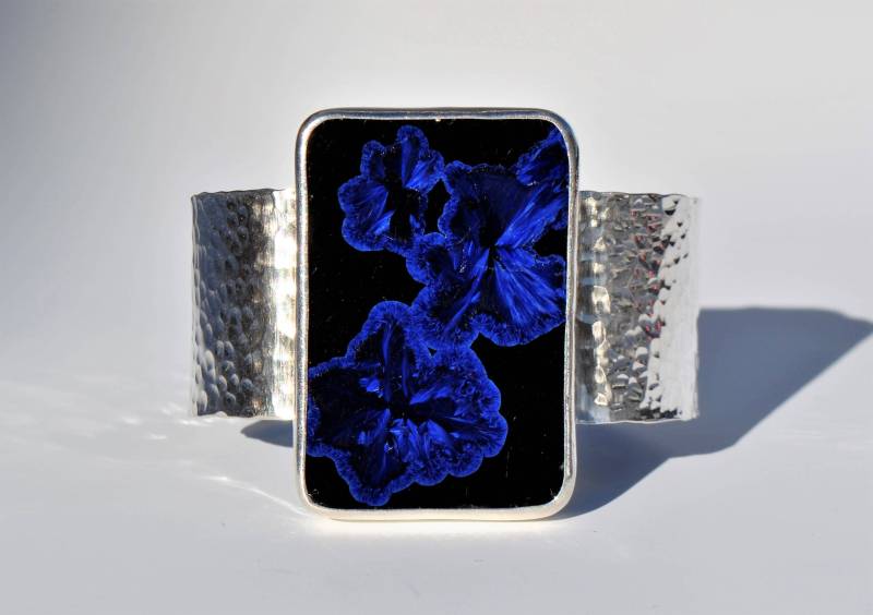 Silber Armband Mit Großen Blauen Und Schwarzen Kristallin Glasierten Fliesen von SurfsideCeramics