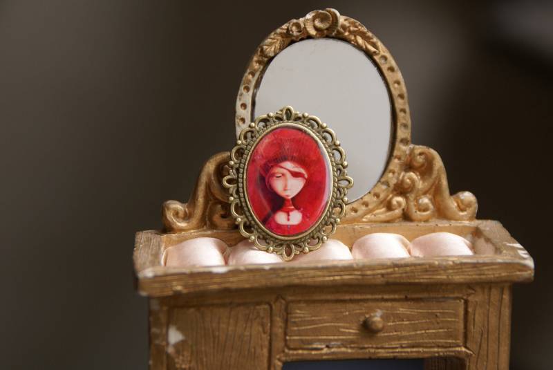 Prinzessinnen Unbekannt Und Vergessen. Pirat Prinzessin Kouskova Handgemachte Vintage Brosche von Surlulu