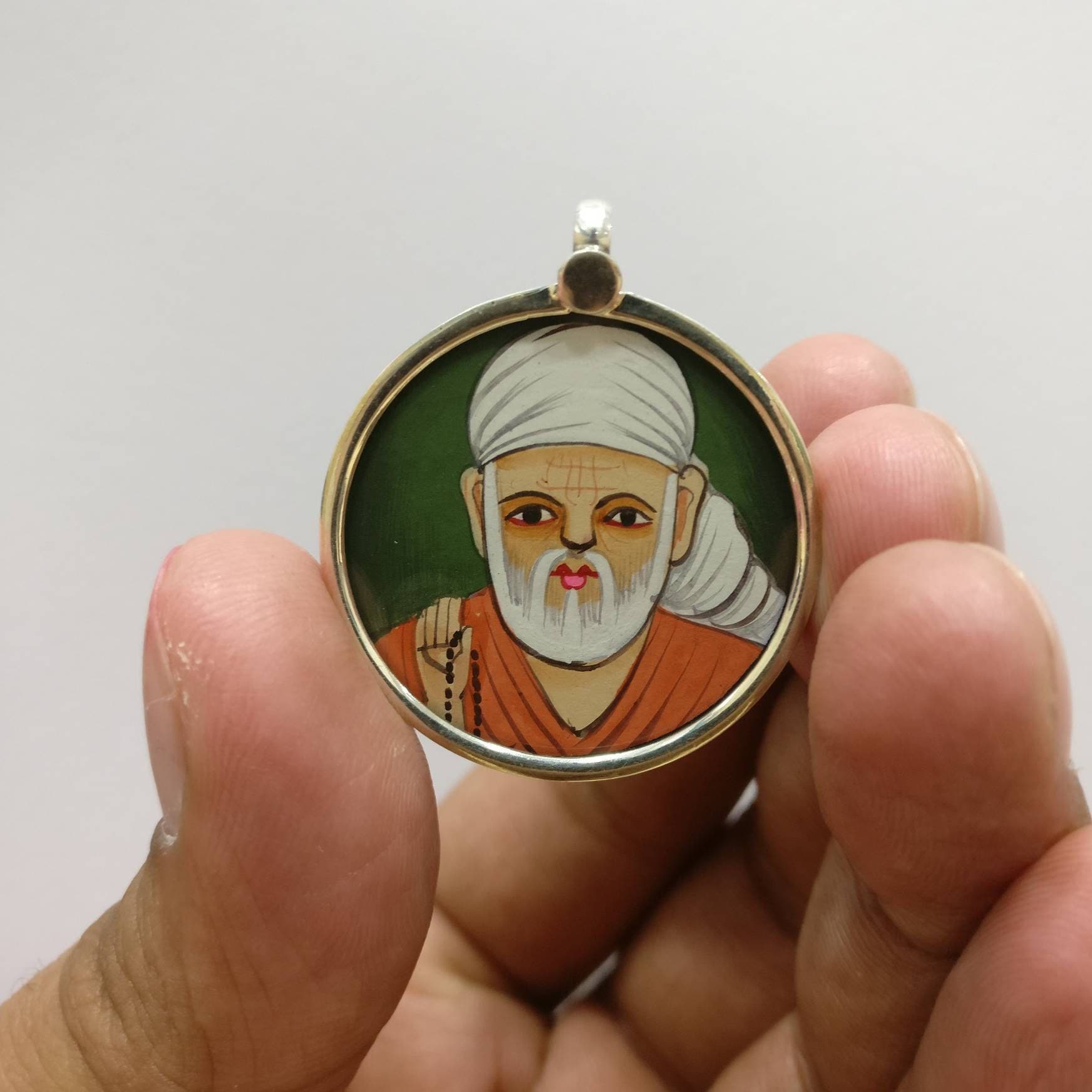 925 Sterling Silber Handbemaltes Glas Umrahmt Sai Baba Anhänger, Aufwendig Detaillierte Hindu Gottheit Schmuck, 3, 2 cm Länge, 3 Breite von SurrekhaCollections