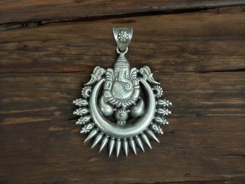 Ganesha Anhänger Mit Halbmond, Sterling Silber, Lord Ganesh, Gott Ganesha, Charme, Silberschmuck, Ganpati Anhänger, Geschenk von SurrekhaCollections