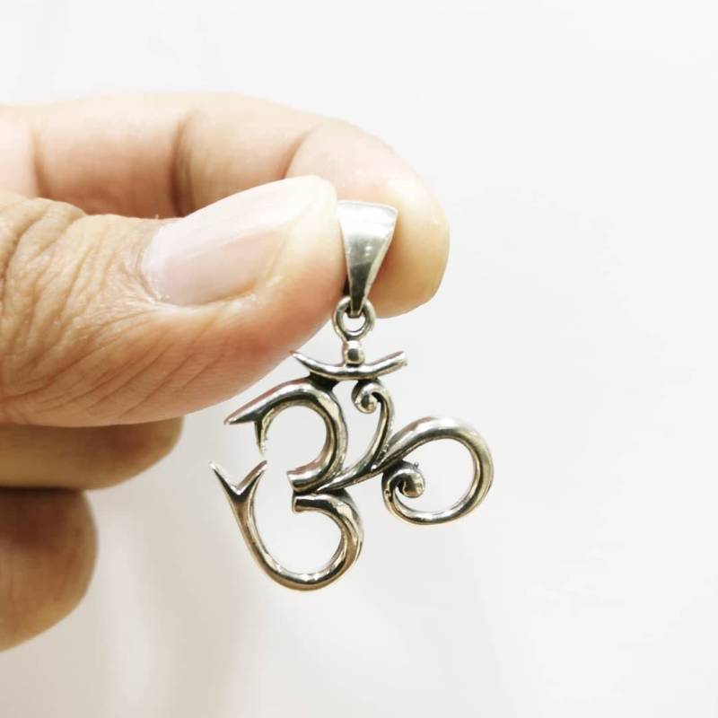 Handgefertigt Silber Om Symbol Anhänger Für Yoga, Meditation Und Spirituellen Schmuck - Langlebig, Stilvoll Perfekt Den Alltag von SurrekhaCollections
