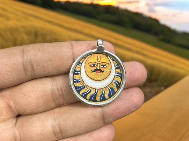 Handgemachte 925 Sterling Silber Handbemalte Sun/Surya Miniatur Malerei Anhänger Halskette Glas Gerahmt, Halskette, Sonnenanhänger, Sun Charm, Sonne von SurrekhaCollections