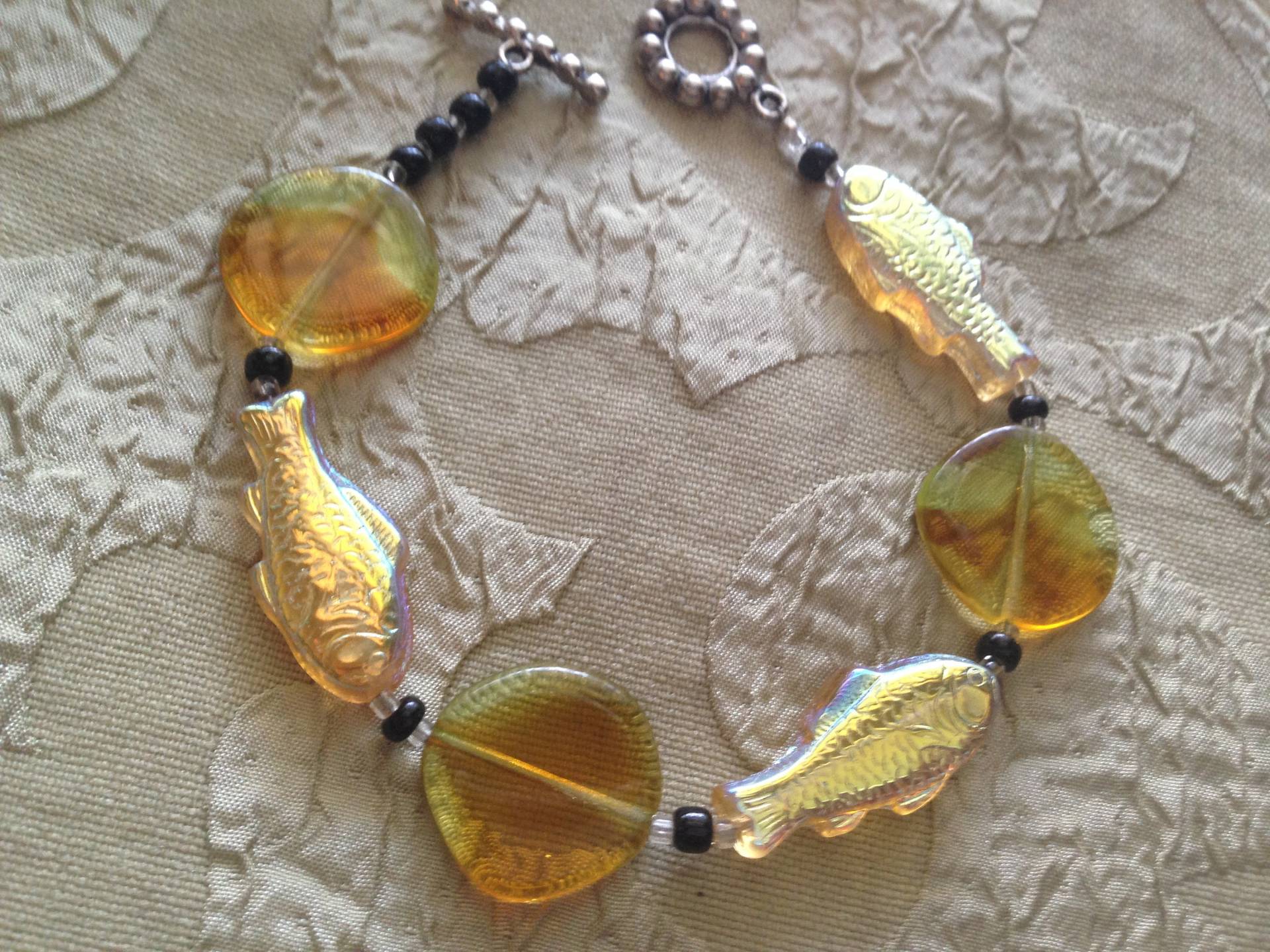 Glas Fisch Armband Knebelverschluss Handgefertigt 8, 5 Zoll "A Fishy Story" Glas Fisch Armband Knebelverschluss Handgefertigt 8, 5 Zoll "A Fishy Story" von SurrenderDorothy