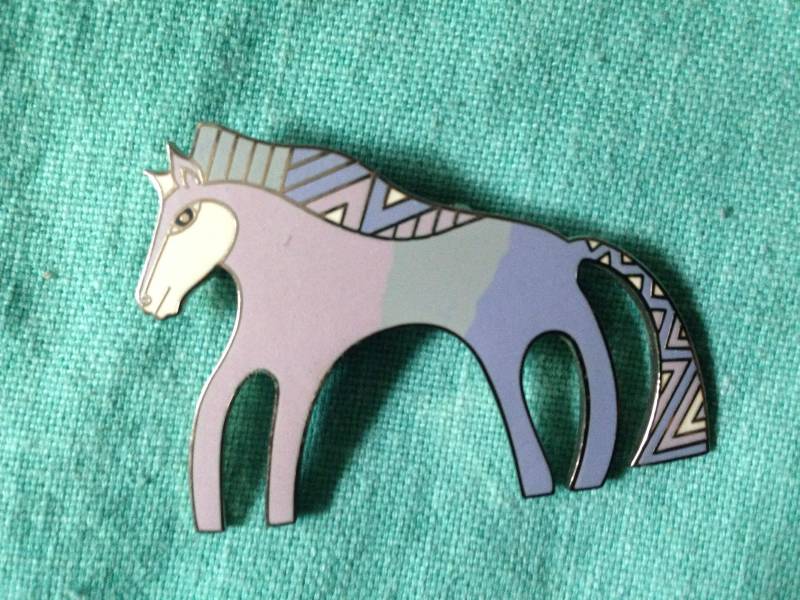 Laurel Burch Caballo Pastel Horse Brosche Pin Cloisonné Kunst Schmuckstück Signiert Laurel Burch Caballo Pastel Horse Brosche Pin Cloisonné Kunst Schmuckstück Signiert von SurrenderDorothy