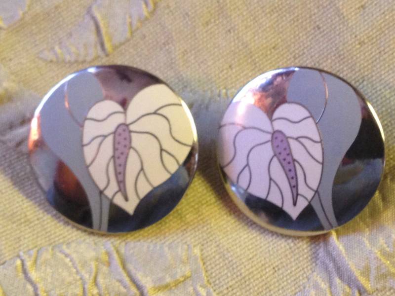 Laurel Burch Ohrringe Anthurium Cloisonné Post Stud Art Schmuck Vintage Stück Signiert Grau Weiß Silber Laurel Burch Ohrringe Anthurium Cloisonné Post Stud Art Schmuck Vintage Stück Signiert Grau Weiß Silber von SurrenderDorothy