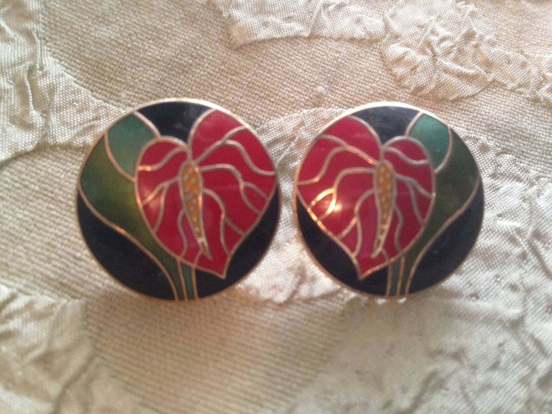 Laurel Burch Ohrringe Anthurium Post Stud Cloisonné Art Schmuck Vintage Stück Signiert Rot Grün Schwarz Gold Laurel Burch Ohrringe Anthurium Post Stud Cloisonné Art Schmuck Vintage Stück Signiert Rot Grün Schwarz Gold von SurrenderDorothy