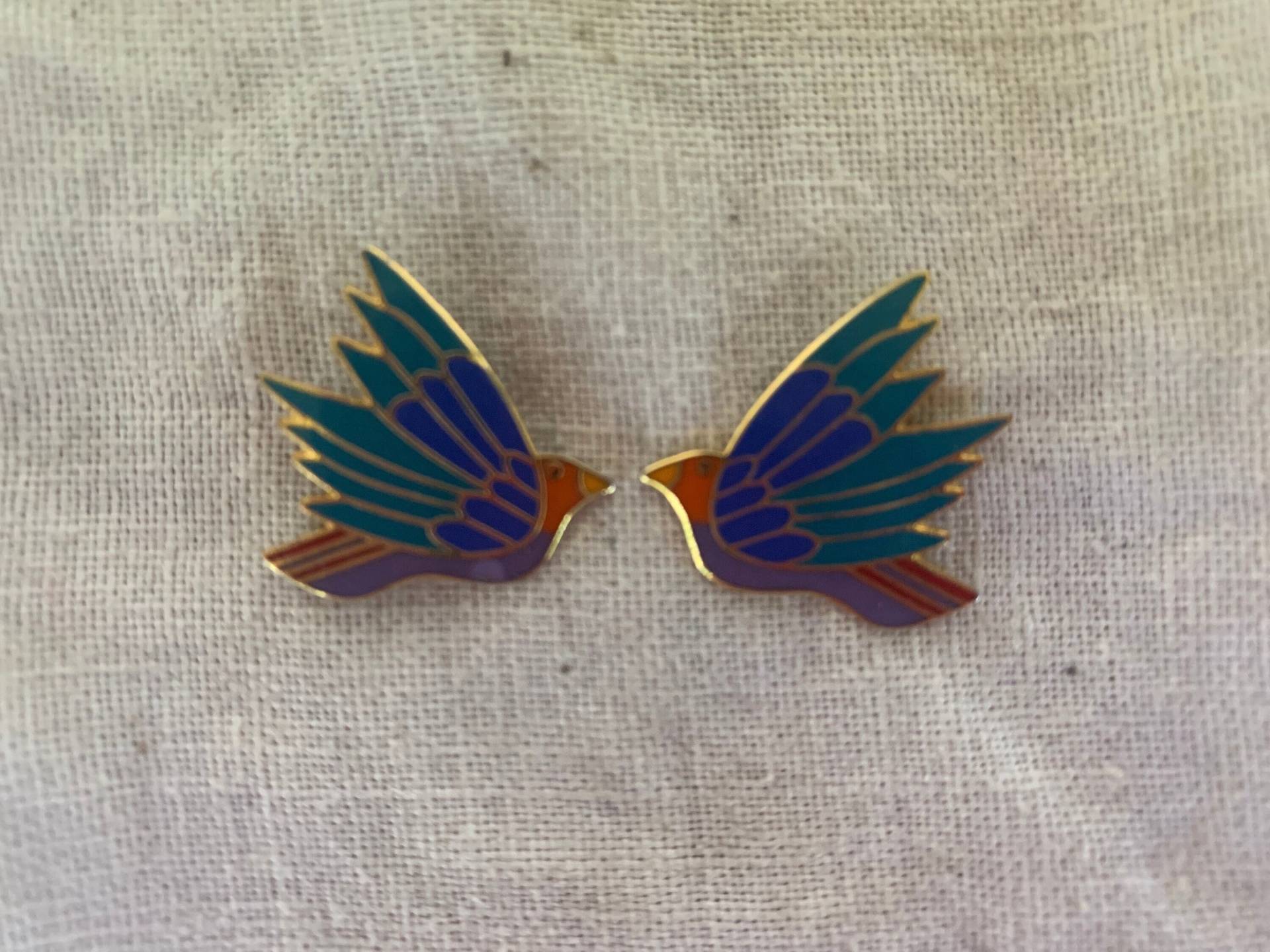 Laurel Burch Ohrringe Celeste Bird Cloisonne Post Stud Vintage Schmuck 1980Er Gold Filled Blau Lila Grün Orange Laurel Burch Ohrringe Celeste Bird Cloisonne Post Stud Vintage Schmuck 1980Er Gold Filled Blau Lila Grün Orange von SurrenderDorothy