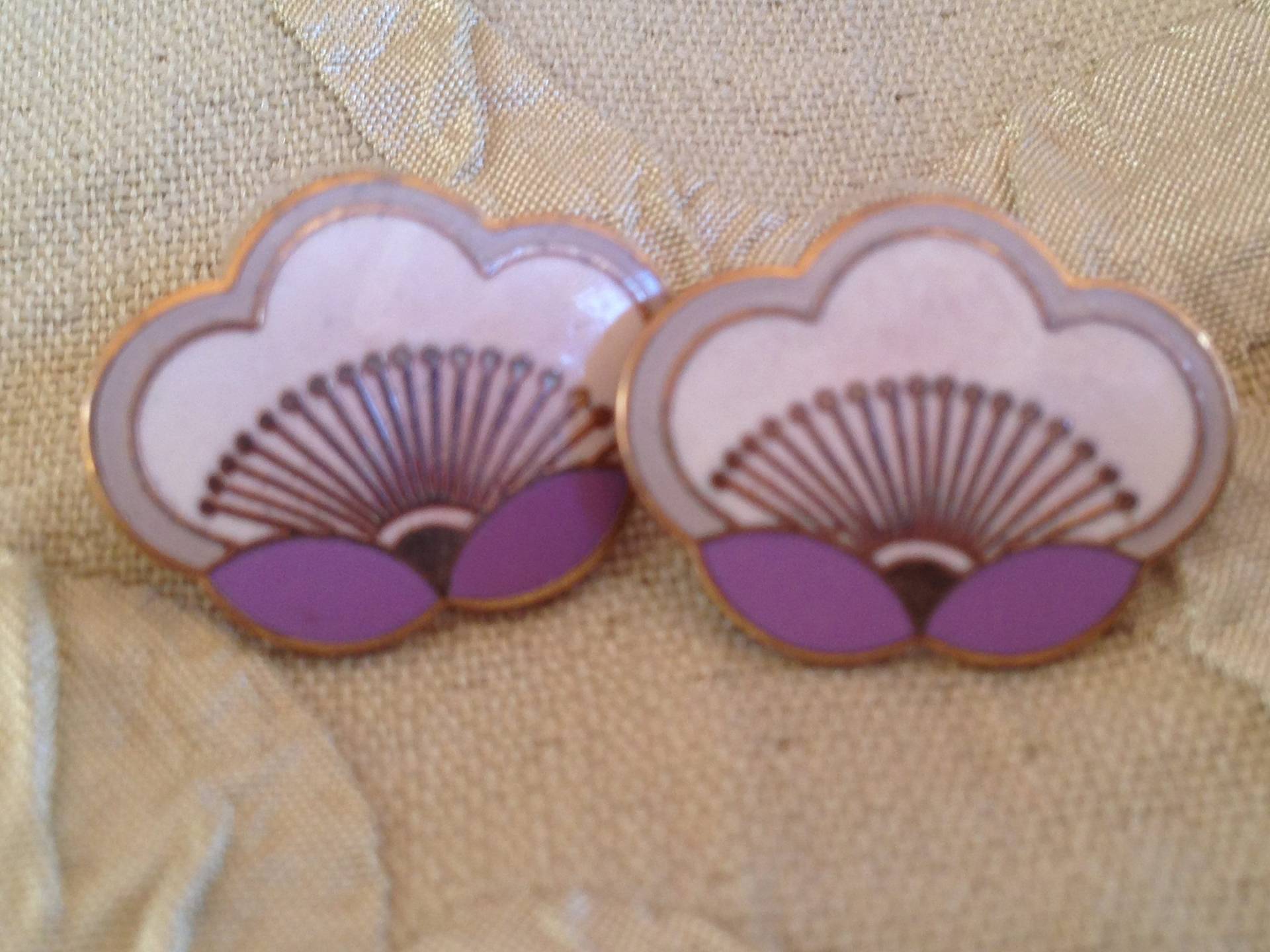 Laurel Burch Ohrringe Pflaumenblüte Lavendel Weiß Fans Cloisonne Post Stud Vintage Schmuck 1980Er Jahre Laurel Burch Ohrringe Pflaumenblüte Lavendel Weiß Fans Cloisonne Post Stud Vintage Schmuck 1980Er Jahre von SurrenderDorothy