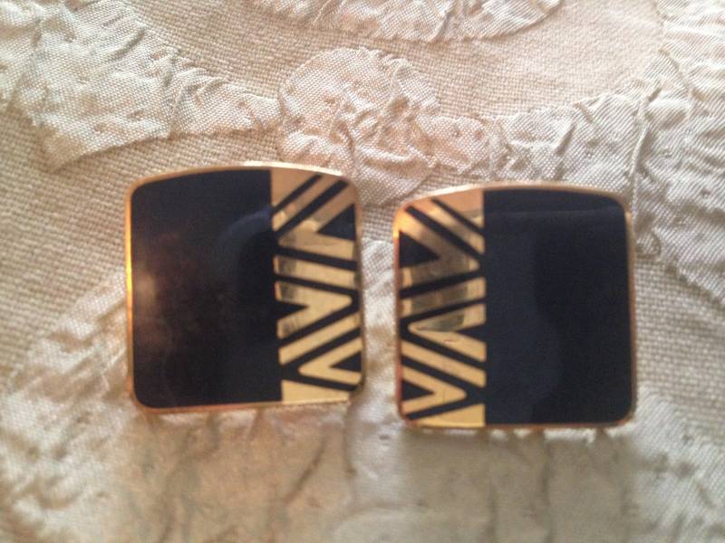 Laurel Burch Ohrringe Schwarz Naito Cloisonne Ohrstecker Vintage Schmuck 1980Er Gold Glanz Finish Laurel Burch Ohrringe Schwarz Naito Cloisonne Ohrstecker Vintage Schmuck 1980Er Gold Glanz Finish von SurrenderDorothy