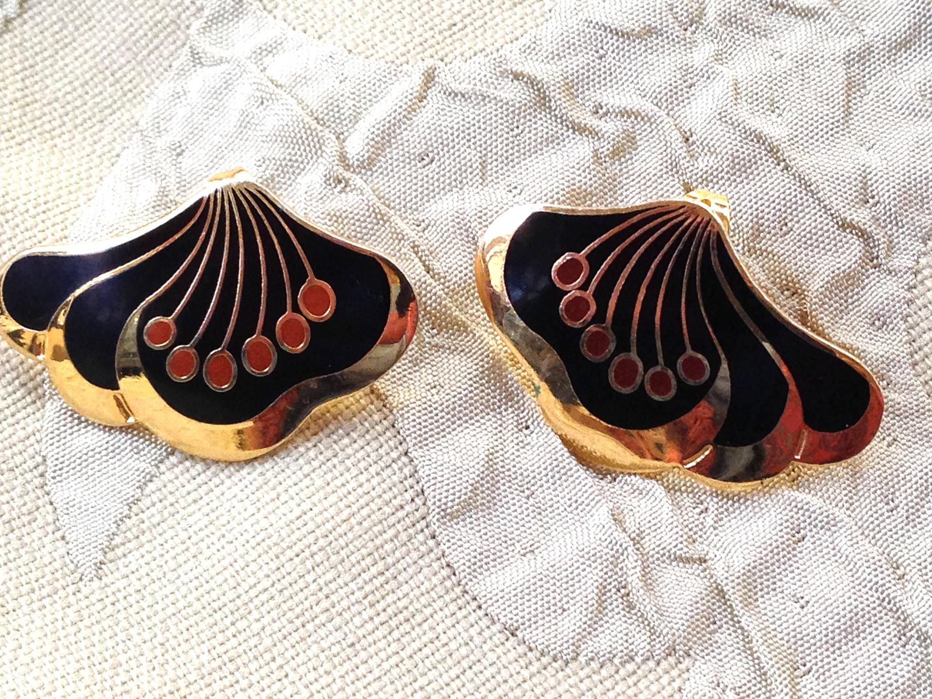 Laurel Burch Ohrringe Schwarz Rot Le Fleur Blumen Fächer Cloisonne Post Ohrstecker Stil Vintage Schmuck 1980Er Jahre Laurel Burch Ohrringe Schwarz Rot Le Fleur Blumen Fächer Cloisonne Post Ohrstecker Stil Vintage Schmuck 1980Er Jahre von SurrenderDorothy