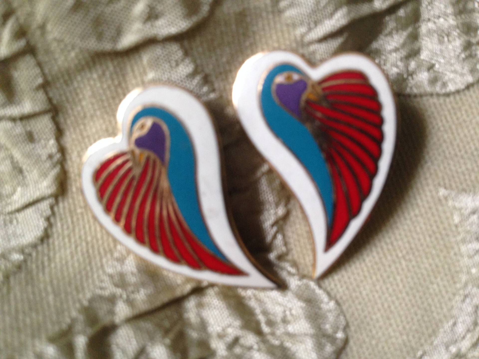 Laurel Burch Ohrringe Taubenherzen Vögel Cloisonne Post Ohrstecker Vintage Schmuck 1980Er Jahre Weiß Rot Türkis Gold Laurel Burch Ohrringe Taubenherzen Vögel Cloisonne Post Ohrstecker Vintage Schmuck 1980Er Jahre Weiß Rot Türkis Gold von SurrenderDorothy