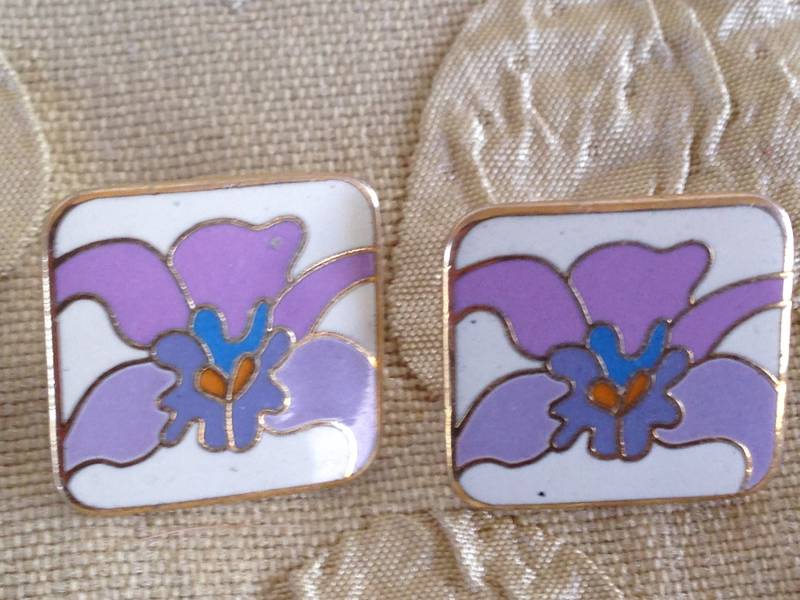 Laurel Burch Ohrringe Wild Orchid Square Cloisonne Ohrstecker Post Style Vintage Schmuck 1980Er Jahre Laurel Burch Ohrringe Wild Orchid Square Cloisonne Ohrstecker Post Style Vintage Schmuck 1980Er Jahre von SurrenderDorothy
