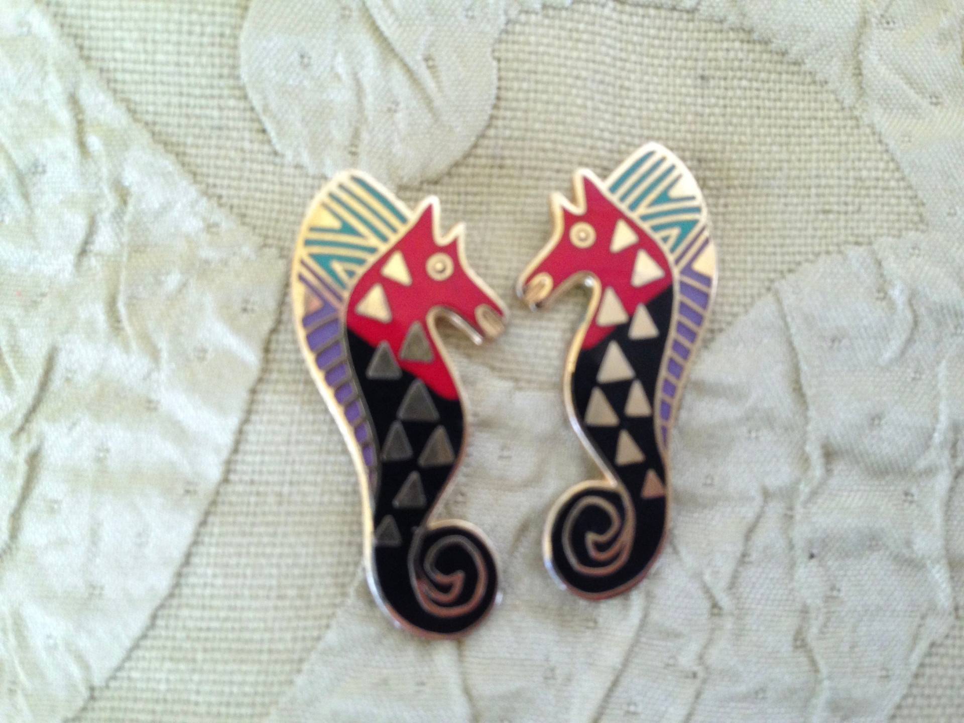 Laurel Burch Seehengst Seepferdchen Cloisonne Ohrringe Post Style Vintage Schmuck 1980Er Jahre Schwarz Rot Türkis Fantasietier Rar Laurel Burch Seehengst Seepferdchen Cloisonne Ohrringe Post Style Vintage Schmuck 1980Er Jahre Schwarz Rot Türkis Fantasietier Rar von SurrenderDorothy
