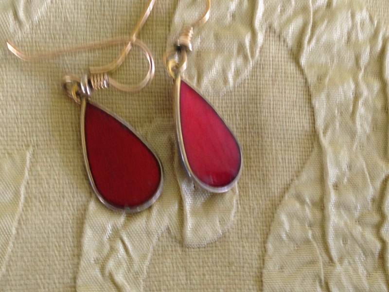 Lorbeer Burch Ohrringe Granat Rot Tropfen Cloisonne Ohrhaken Französisch Vintage Schmuck 1980Er Jahre Gold von SurrenderDorothy