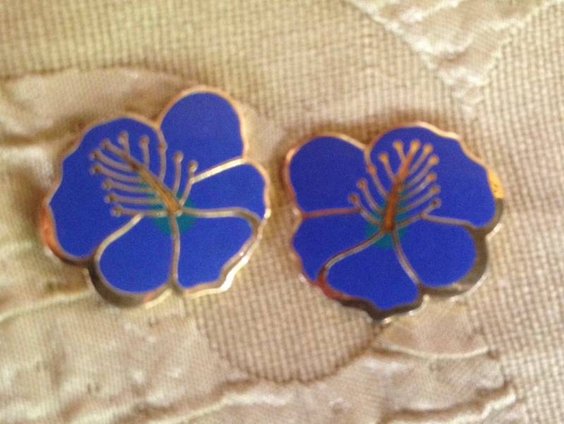 Lorbeer Burch Ohrringe Hibiskus Blume Cloisonne Ohrstecker Post Style Selten Vintage Schmuck 1980Er Jahre Kobalt Blau von SurrenderDorothy