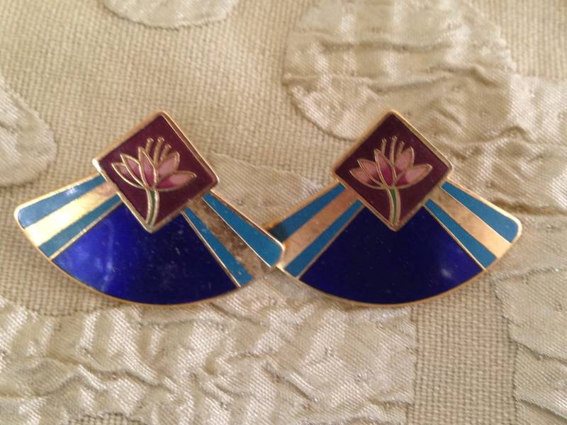 Lorbeer Burch Ohrringe Lotus Blume Kobalt Teal Maroon Cloisonne Post Ohrstecker Vintage Schmuck 1980Er Jahre Gold Lorbeer Burch Ohrringe Lotus Blume Kobalt Teal Maroon Cloisonne Post Ohrstecker Vintage Schmuck 1980Er Jahre Gold von SurrenderDorothy
