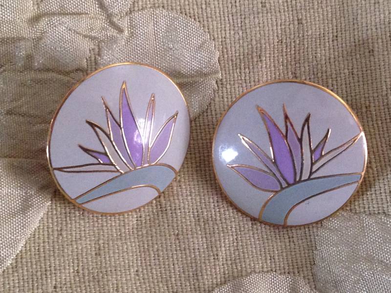 Lorbeer Burch Ohrringe Paradiesvogel Ohrstecker Cloisonné Art Schmuck Vintage Stück Signiert Grau Mint Grün Flieder Gold von SurrenderDorothy