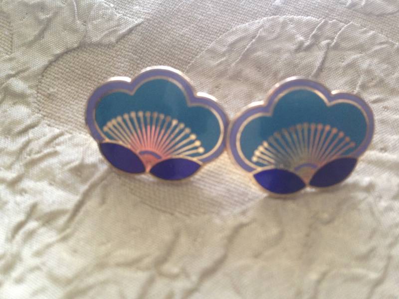 Lorbeer Burch Ohrringe Pflaume Blüten Türkis Kobalt Blau Cloisonne Ohrstecker Vintage Schmuck 1980Er Jahre Lorbeer Burch Ohrringe Pflaume Blüten Türkis Kobalt Blau Cloisonne Ohrstecker Vintage Schmuck 1980Er Jahre von SurrenderDorothy