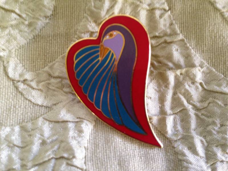 Taubenherz Brosche Lorbeer Burch Pin Herz Cloisonné Art Schmuck Signiert Rot Türkis Lila Flieder von SurrenderDorothy