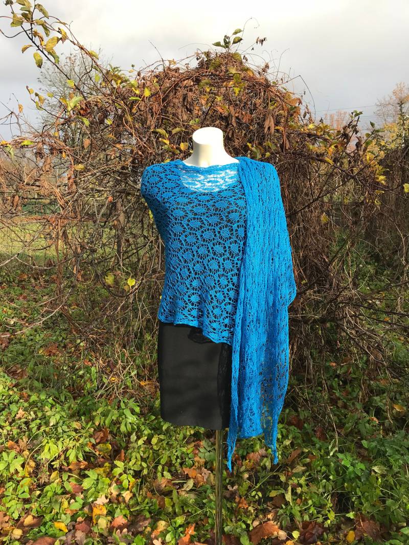 Handgestrickte Blaue Spitze Leinen Schal Sommer-Wrap Stola Handgestrickte Blaue Spitze Leinen Schal Sommer-Wrap Stola von Surseknitter