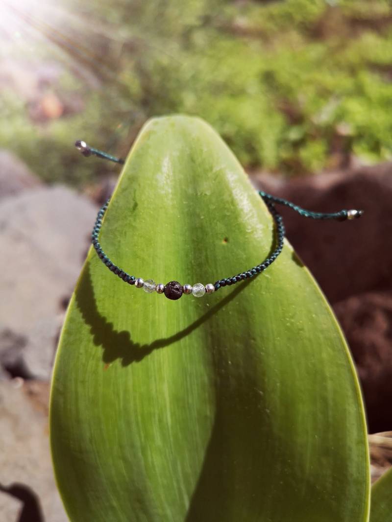 Handmade Lavastein Amulet Makramee Armband Mit Labradorit von SuryaAmulets