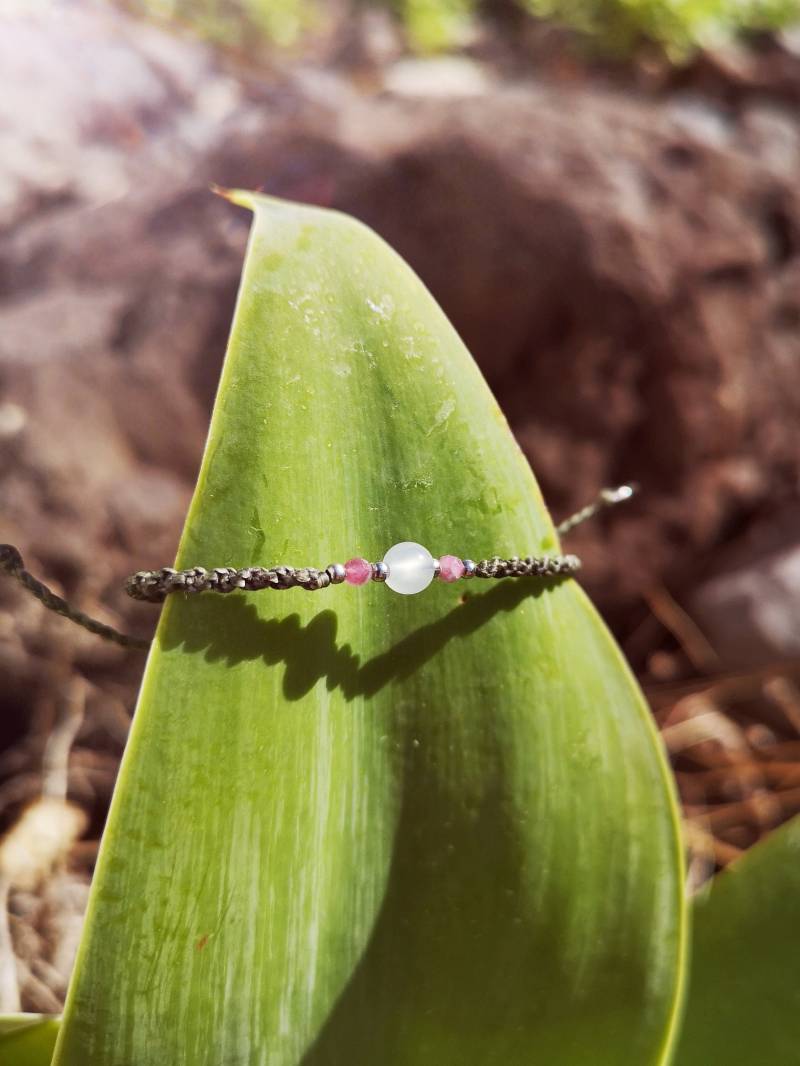 Handmade Mondstein-Amulett Makramee Armband Mit Turmalin von SuryaAmulets