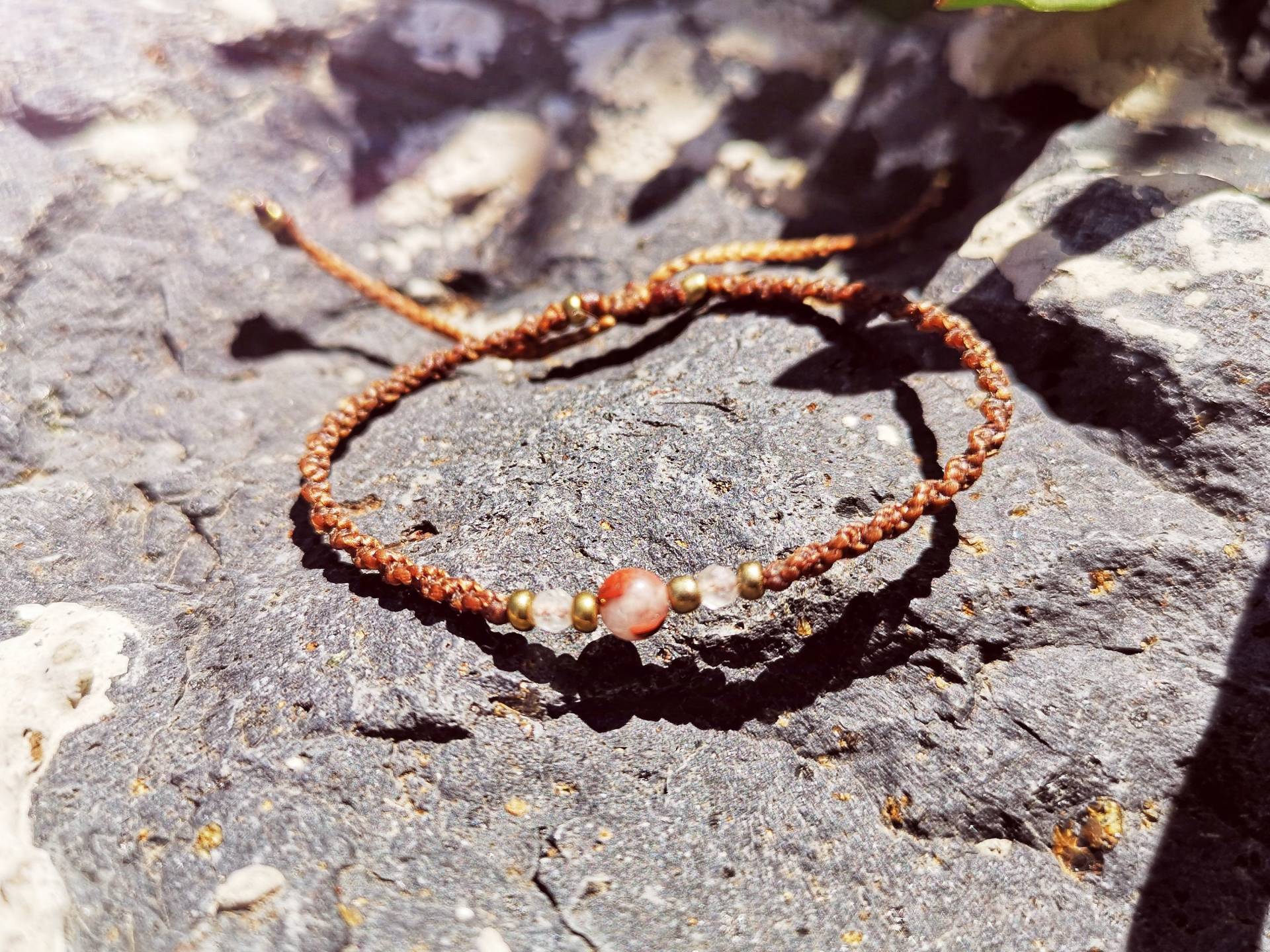 Handmade Roter Jaspis Amulet Makramee Armband Mit Turmalin von SuryaAmulets