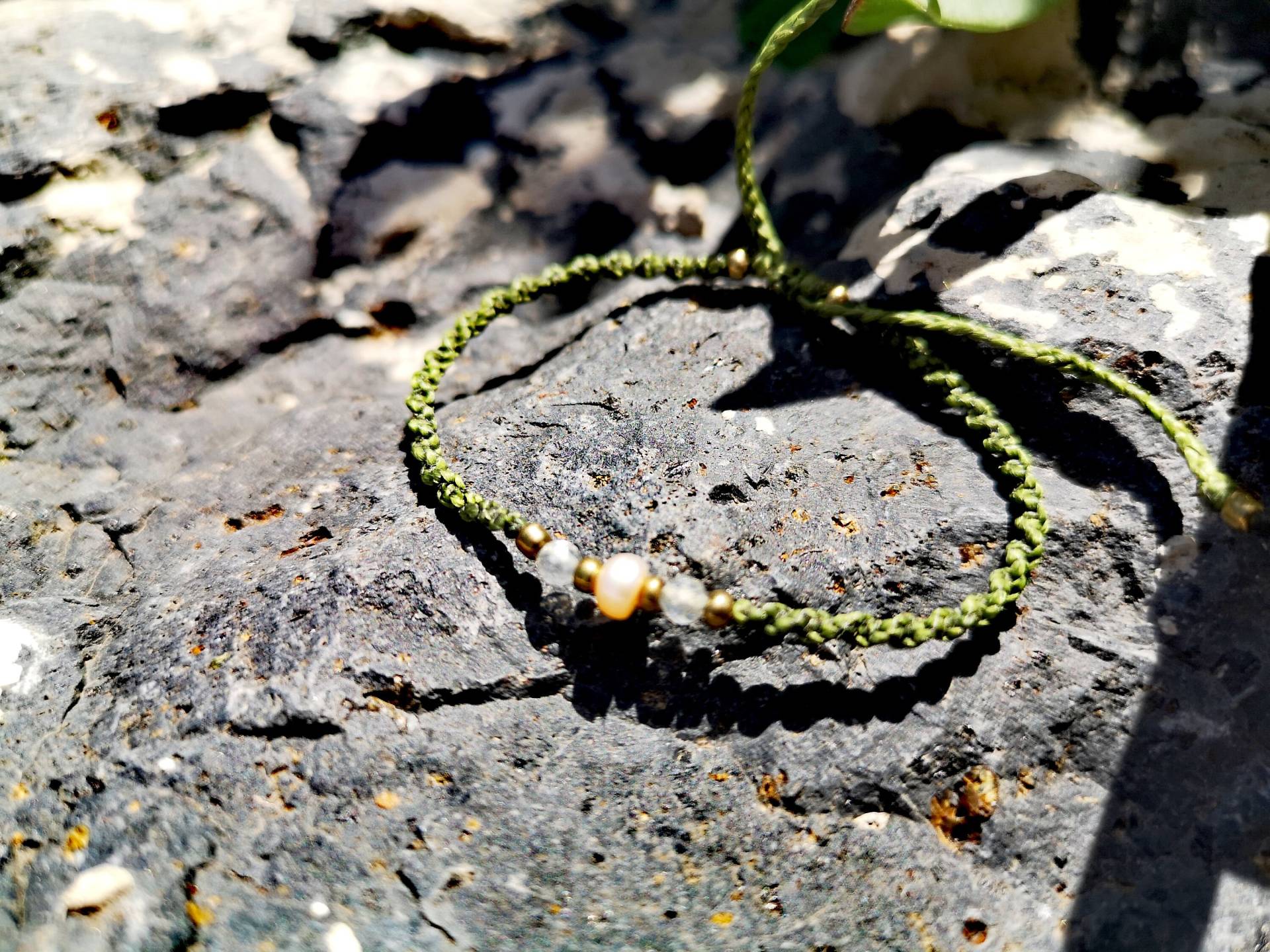 Handmade Süßwasser Perle Amulet Makramee Armband Mit Labradorit von SuryaAmulets
