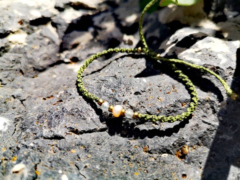 Handmade Süßwasser Perle Amulet Makramee Armband Mit Labradorit von SuryaAmulets