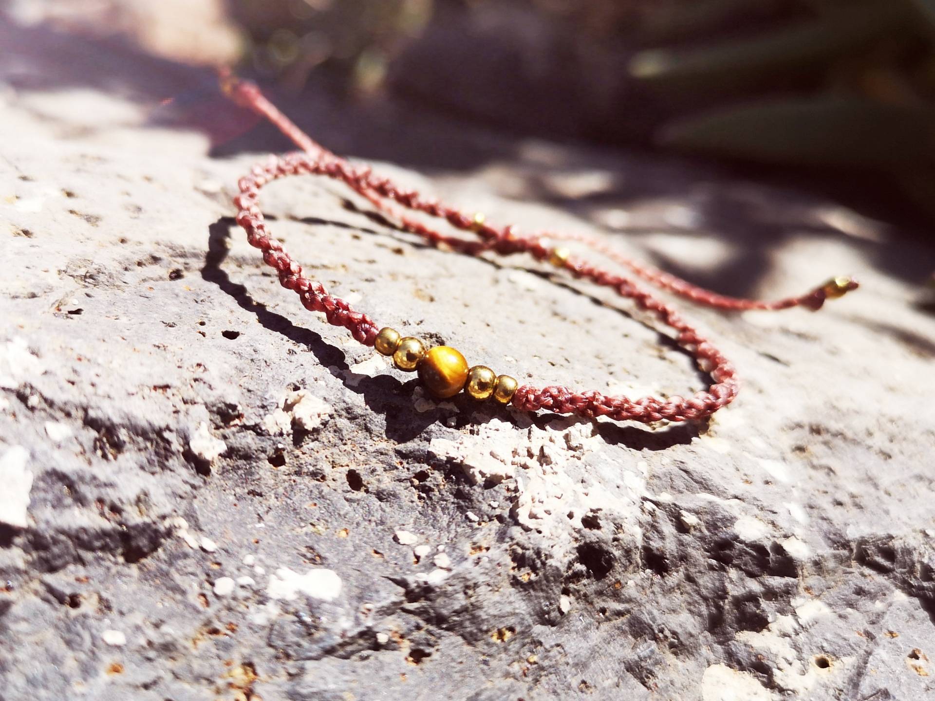 Handmade Tigerauge Amulet Makramee Armband von SuryaAmulets