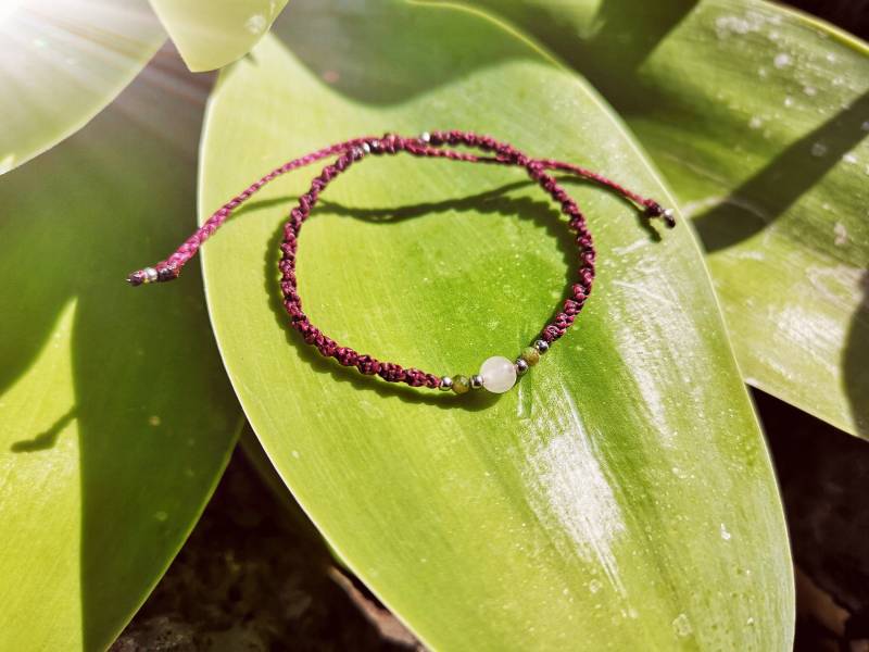 Rosenquarz Makramee-Armband Mit Grünem Turmalin von SuryaAmulets