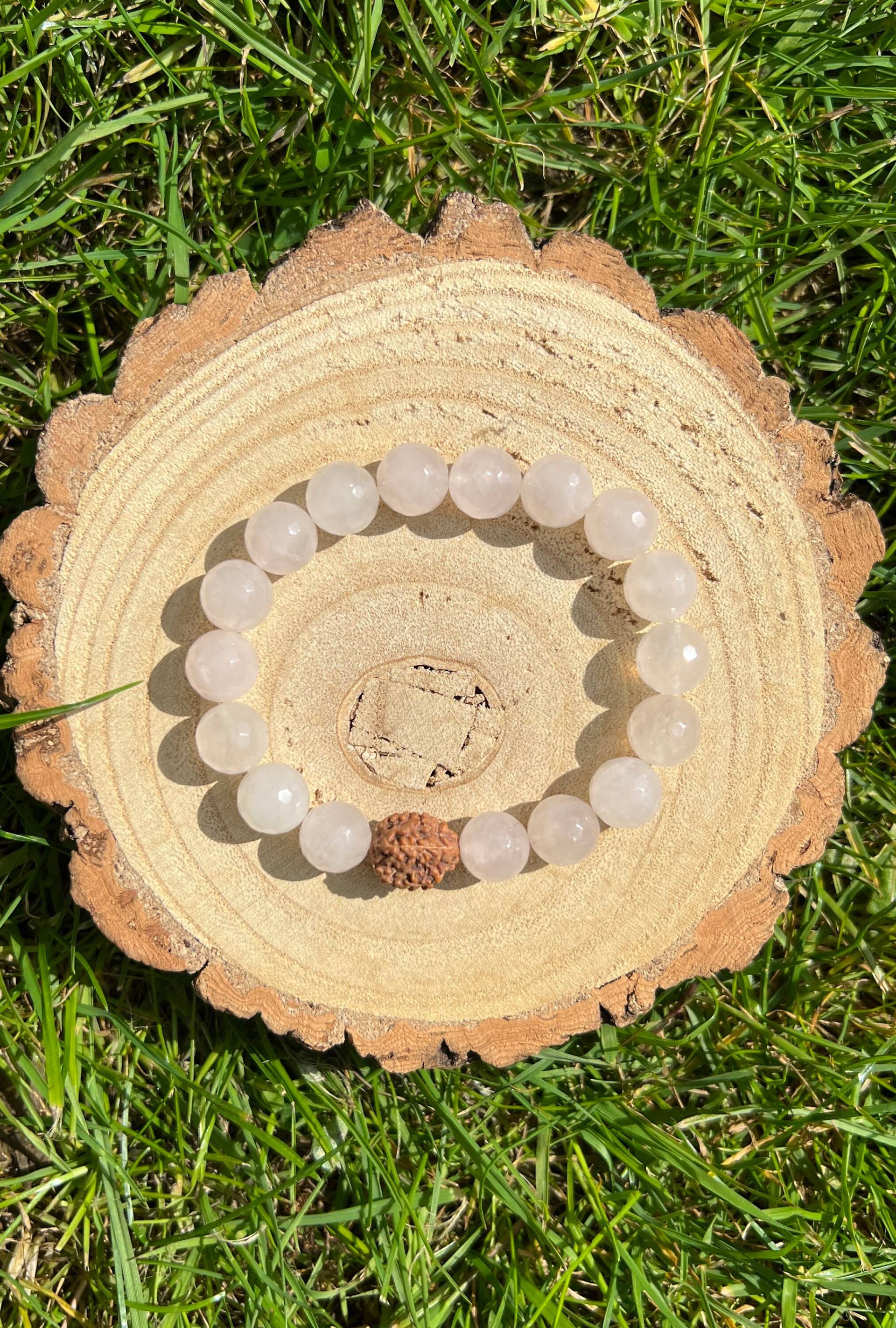 Rosenquarz Und Heilige Rudraksha Halbedelstein Perlen Stretch Mala Armband Meditationshilfe von SuryaHolistic