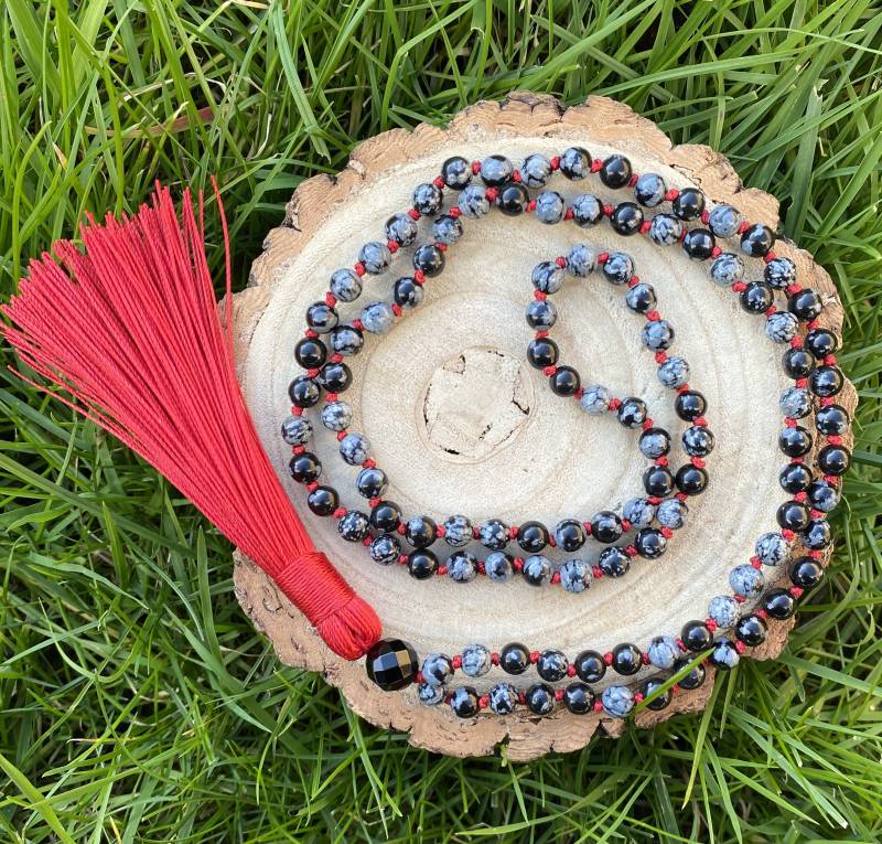 Schneeflocken Obsidian & Schwarzer Onyx Mala Gebetskette Mit Quaste von SuryaHolistic