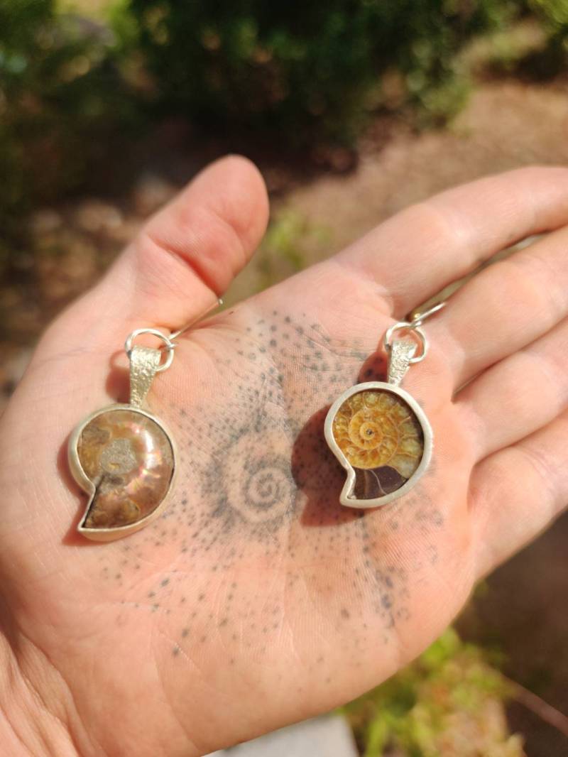 Ammonite Ohrringe Und Auch Ketten Aus Feinsilber Handgemachtest Unikat Gehämmert Boho Hippie Yoga Spirale von SuryasMoon