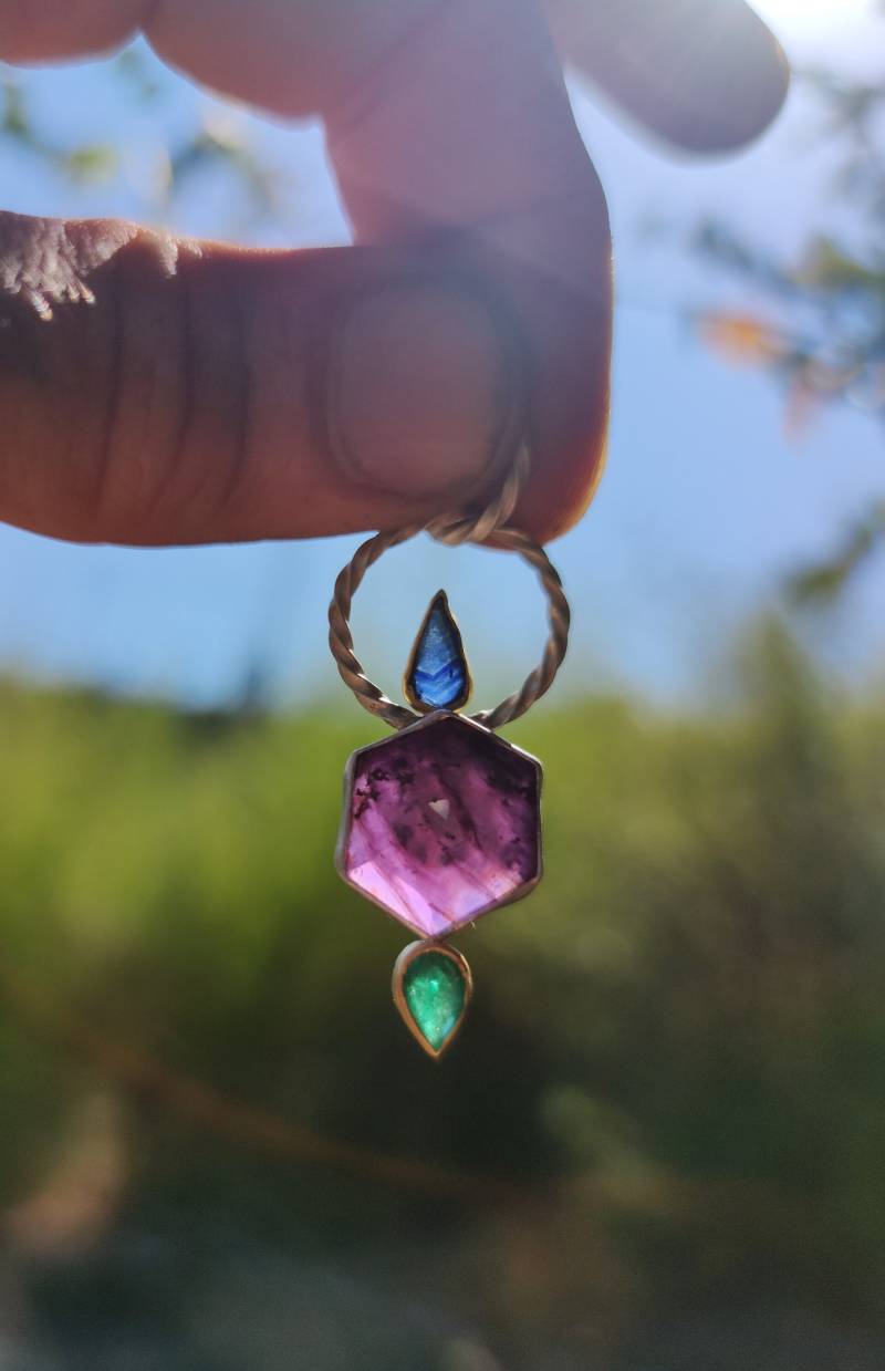 Energie Pendant Chakra Ketten Anhänger 24K Feingold Feinsilber Saphir Smaragd Und Rubin Handgemachtes Unikat Bohemian Hippie Statement von SuryasMoon