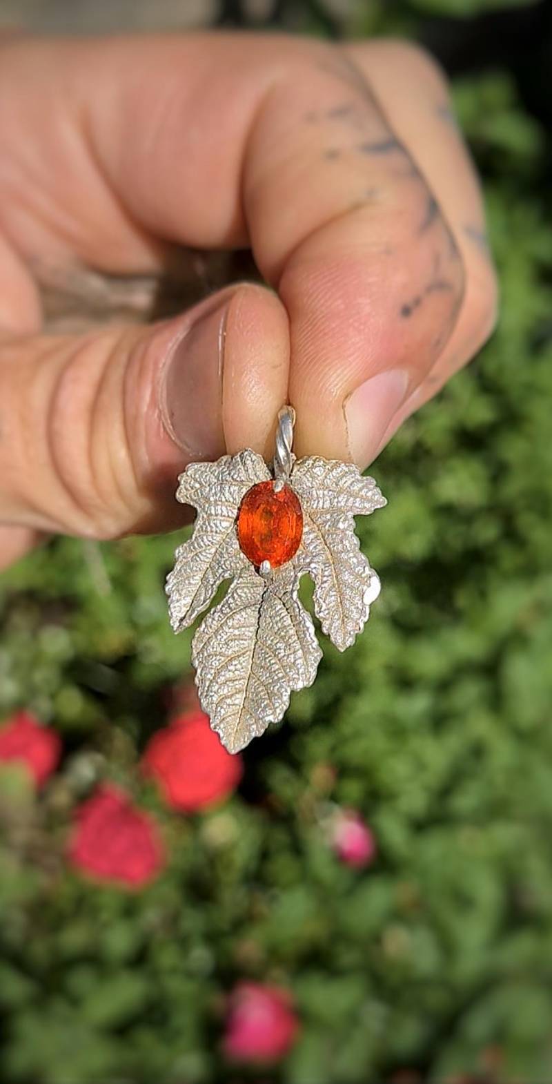 Feigen Blatt Aus Meinem Garten Feinsilber Mit Atemberaubenden Seltenen Mandarin Granat Handgemachtes Unikat Natur Schmuck von SuryasMoon