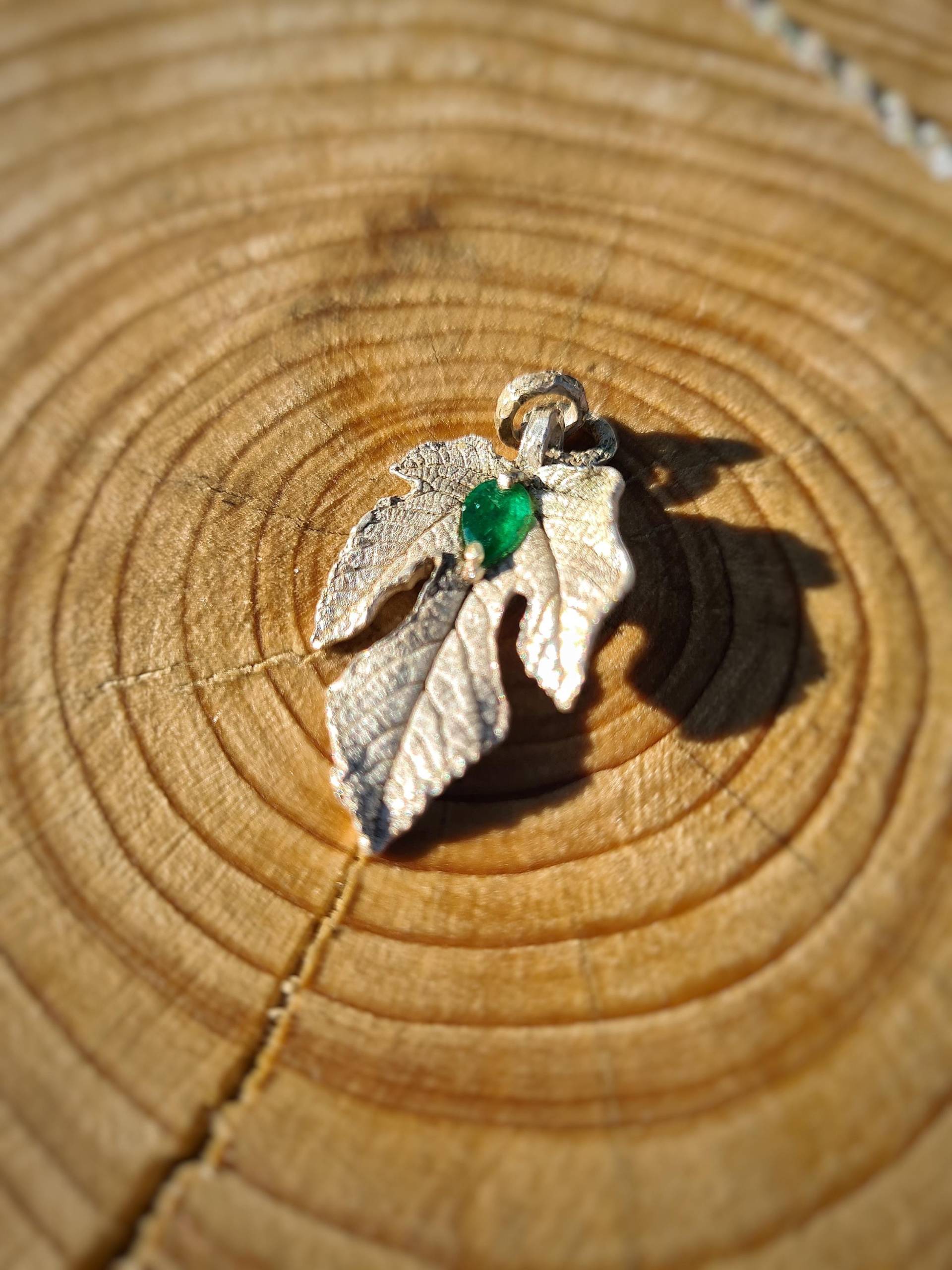Feigen Blatt Aus Meinem Garten Feinsilber Mit Atemberaubenden Seltenen Smaragd Handgemachtes Unikat Natur Schmuck Heilstein Blatt von SuryasMoon