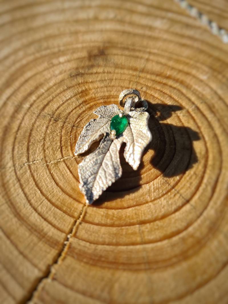 Feigen Blatt Aus Meinem Garten Feinsilber Mit Atemberaubenden Seltenen Smaragd Handgemachtes Unikat Natur Schmuck Heilstein Blatt von SuryasMoon