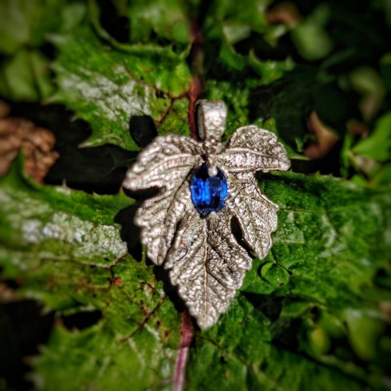 Feigen Blatt Kyanit Anhänger Handgemachtes Unikat Feinsilber Boho Hippie Statement Natur Schmuck von SuryasMoon