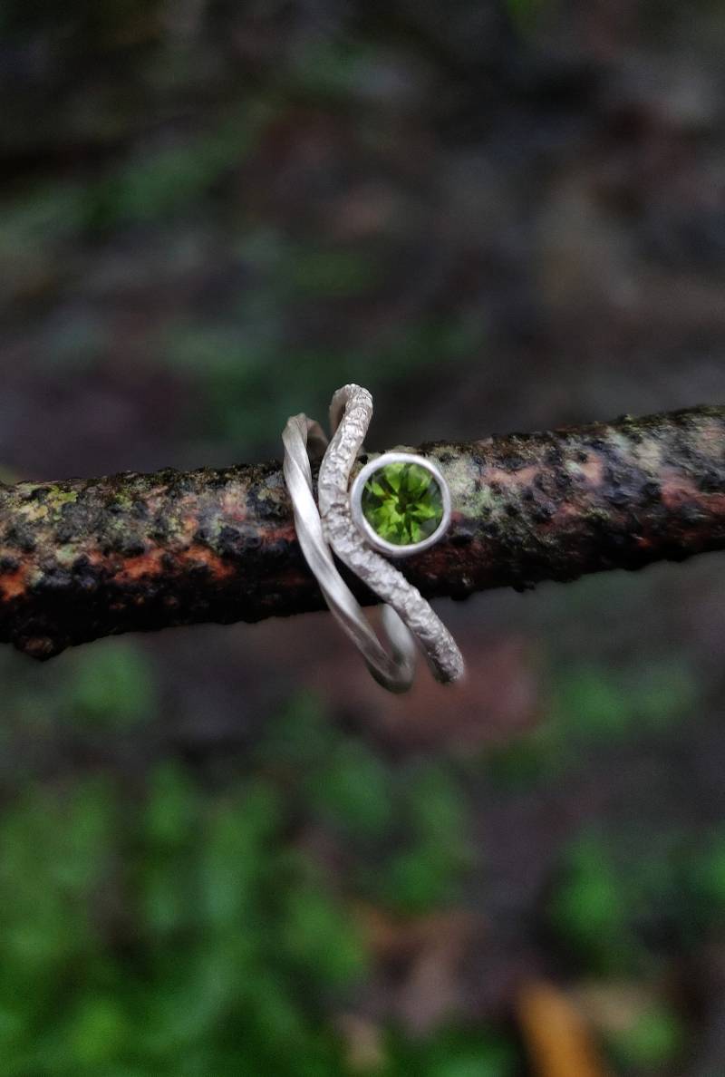 Feine Stapel Ringe Mit Farbenfrohen Heilsteinen Handgemachtes Unikat Boho Hippie Yoga Engel Energie Feinsilber Mediringe Gehämmert von SuryasMoon
